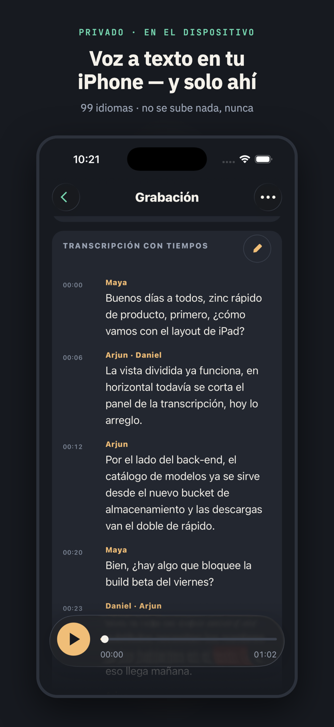Con el título «Voz a texto en tu iPhone — y solo ahí»: la transcripción con tiempos de una reunión de tres personas con hablantes con nombre y el reproductor anclado en la parte inferior.