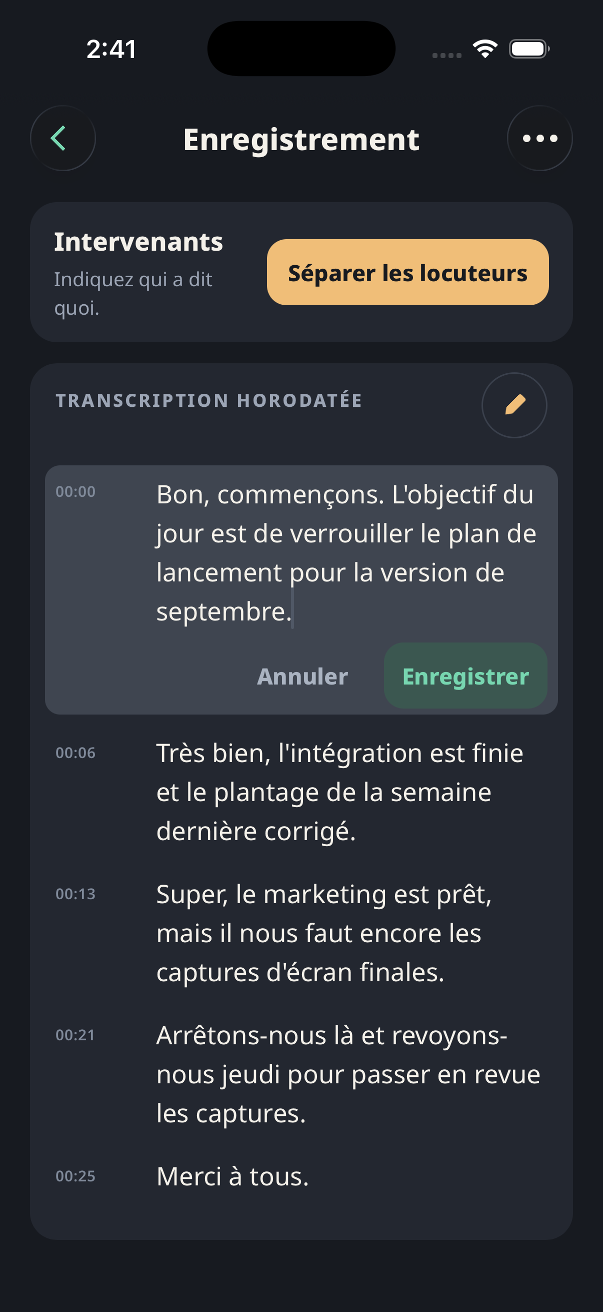 L'écran d'enregistrement avec une transcription horodatée et sa première phrase ouverte dans l'éditeur intégré — Annuler et Enregistrer directement dans la ligne, la carte Locuteurs au-dessus proposant la séparation des locuteurs. Rien n'a quitté le téléphone.