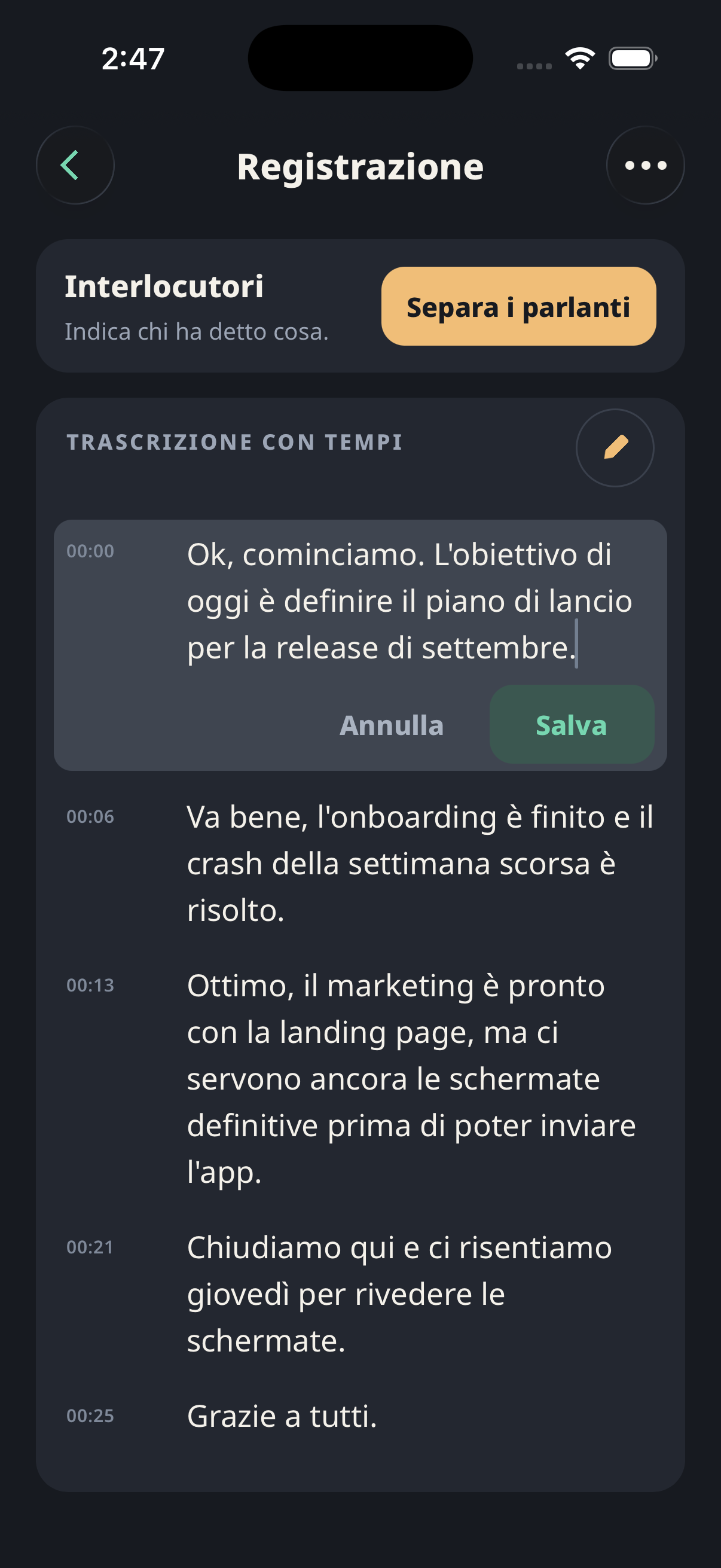La schermata della registrazione con una trascrizione con i tempi e la prima frase aperta nell'editor in linea – Annulla e Salva direttamente nella riga, e sopra la scheda Parlanti che offre la separazione dei parlanti. Niente ha lasciato il telefono.