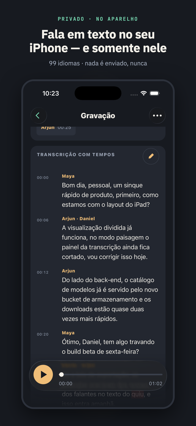 Com o título “Fala em texto no seu iPhone — e somente nele”: a transcrição com tempos de uma reunião de três pessoas com falantes nomeados e o player fixado na parte de baixo.